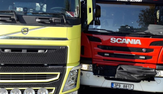 Hasičům vjel do cesty kamion. Nehodě se už nedalo zabránit.