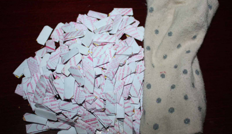 FOTO: Dealerky si schovávaly v Brně psaníčka s heroinem do kalhotek