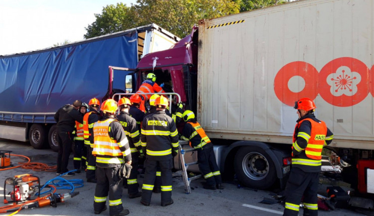 Dálnici D2 dnes zablokovaly dvě nehody kamionů. Dopravu ohrožovali i řidiči, kteří si chtěli nehodu natočit