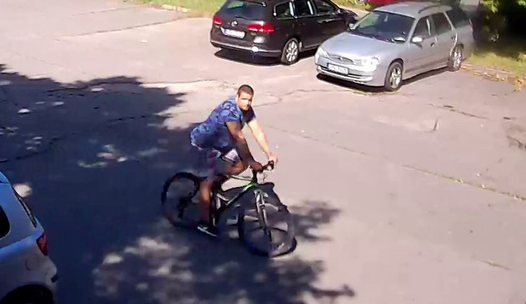 VIDEO: Tento muž se snažil ukrást auto z parkoviště, nepoznáváte ho?