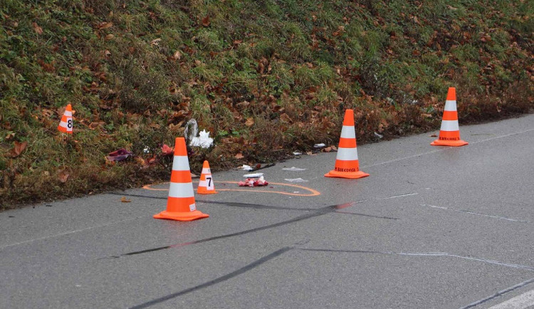 Žena vstoupila do silnice přímo před kamion, na místě zemřela