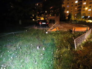 FOTO: Opilý řidič v Ledecké ulici vyjel ze silnice a skončil na dětském hřišti