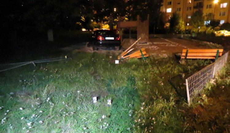 Auto skončilo na dětském hřišti.