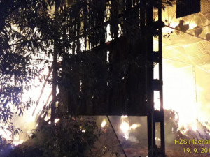 FOTO: Požár skladu slámy na Plzeňsku zničil 1000 balíků slámy