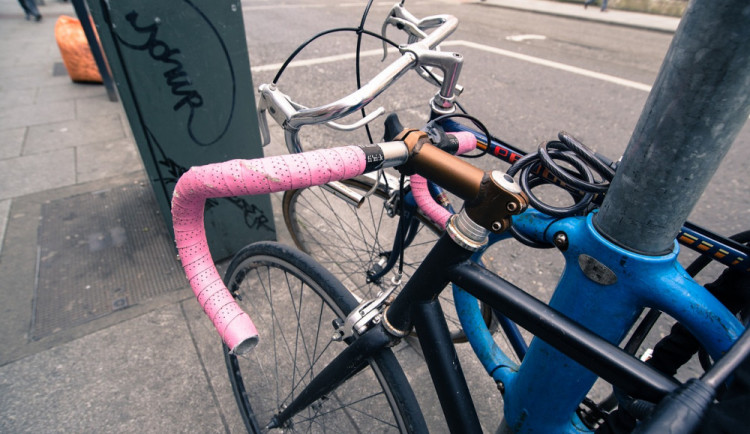 Řidič v Brně osprchoval cyklistu ostřikovačem, konflikt museli vyřešit až strážníci