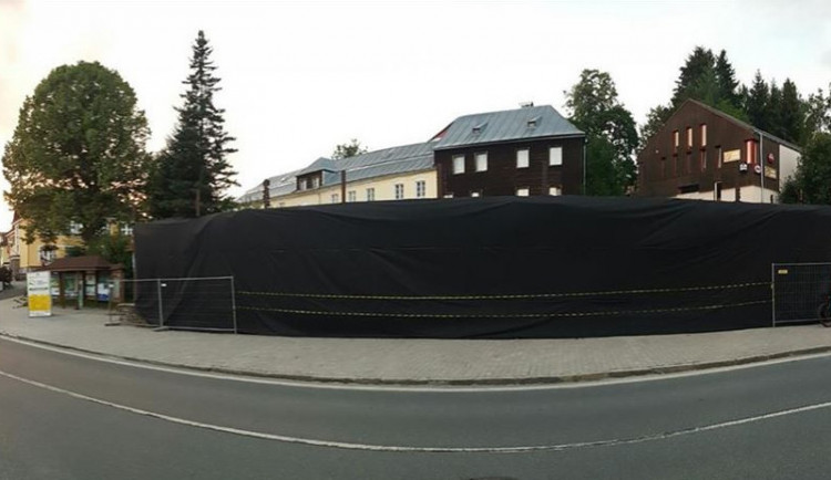 Železná Ruda buduje nové náměstí, bourá starou cukrárnu