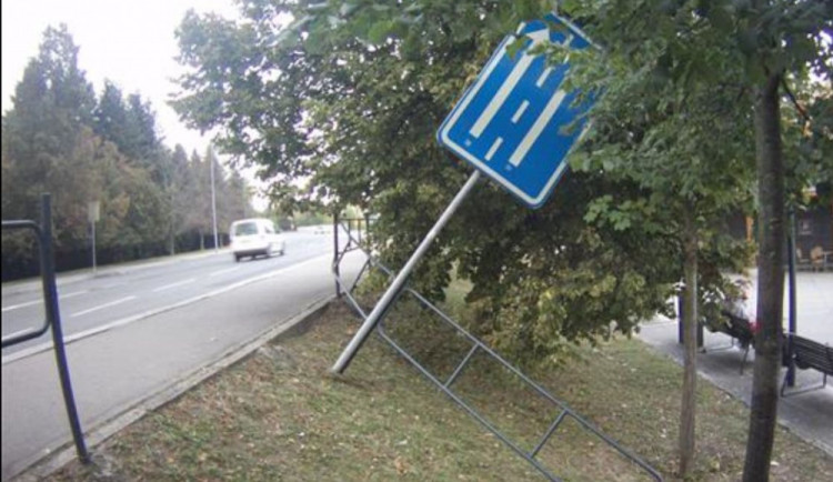 Opilý muž se v Brně popral se zábradlím