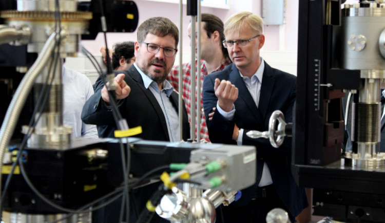 Ústav NTC Plzeň má drahý spektrometr na zkoumání nových materiálů