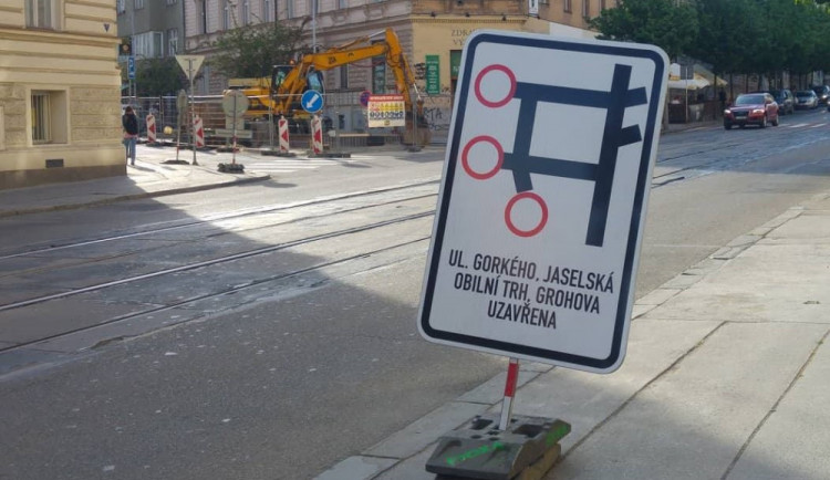 Opilí mladíci si chtěli domů odnést suvenýr z párty v podobě dopravní značky