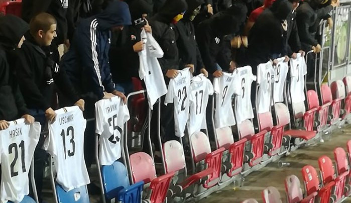 Sparťané po porážce v Plzni odevzdali dresy naštvaným fanouškům