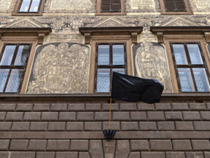 V Gottově rodišti Plzni vyvěsili na radnici černou vlajku