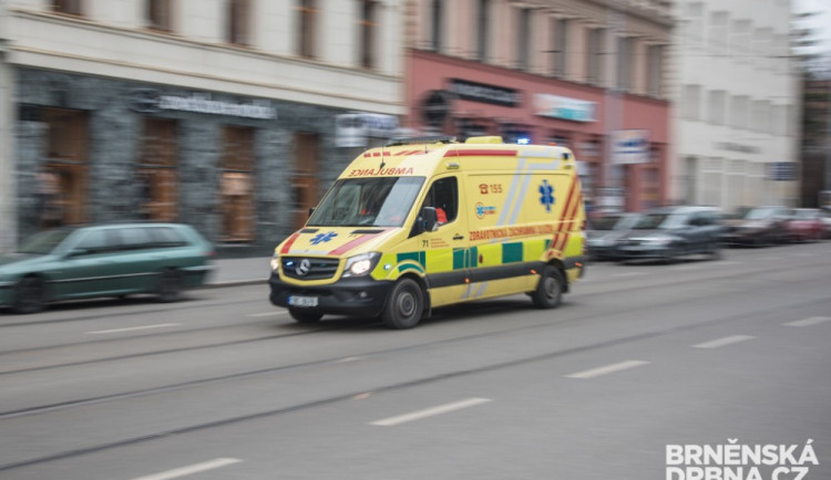 Při nehodě osobního auta u Kařezu zemřel řidič