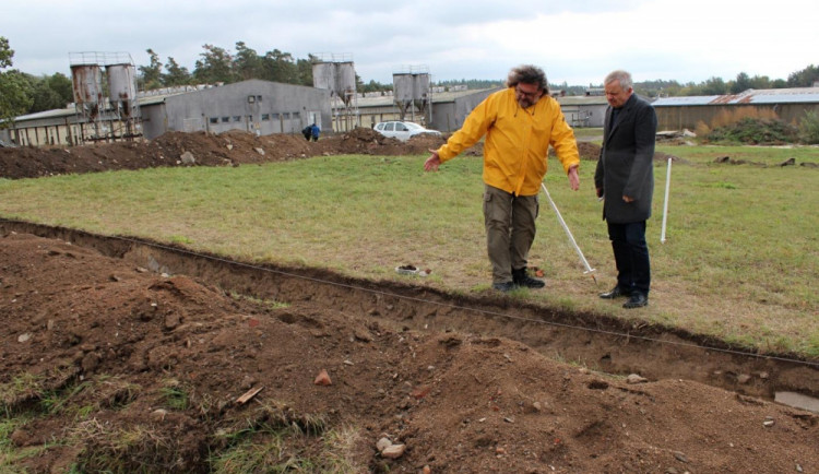 Archeolgové ze Západočeské univerzity v Plzni odkryli v Letech části romského koncetračního tábora.