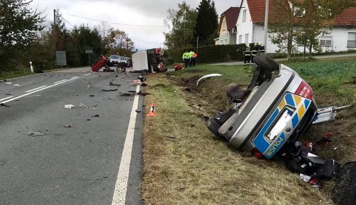 Na Tachovsku se srazilo policejní auto s traktorem, tři zranění