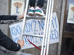 FOTO: Bývalý dům KSČ v Plzni polepili studenti plakáty jako v roce 1989