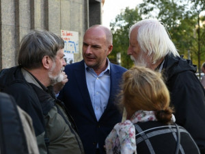 Bývalý dům KSČ v Plzni polepili studenti plakáty jako v roce 1989.