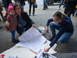 Bývalý dům KSČ v Plzni polepili studenti plakáty jako v roce 1989.