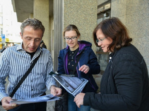 Bývalý dům KSČ v Plzni polepili studenti plakáty jako v roce 1989.