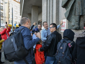 Bývalý dům KSČ v Plzni polepili studenti plakáty jako v roce 1989.