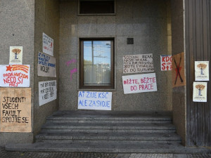Bývalý dům KSČ v Plzni polepili studenti plakáty jako v roce 1989.