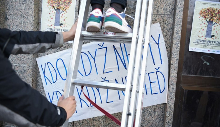 Bývalý dům KSČ v Plzni polepili studenti plakáty jako v roce 1989.