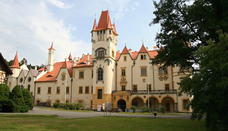 Realitní kancelář prodává romantický zámek Žinkovy na Plzeňsku.