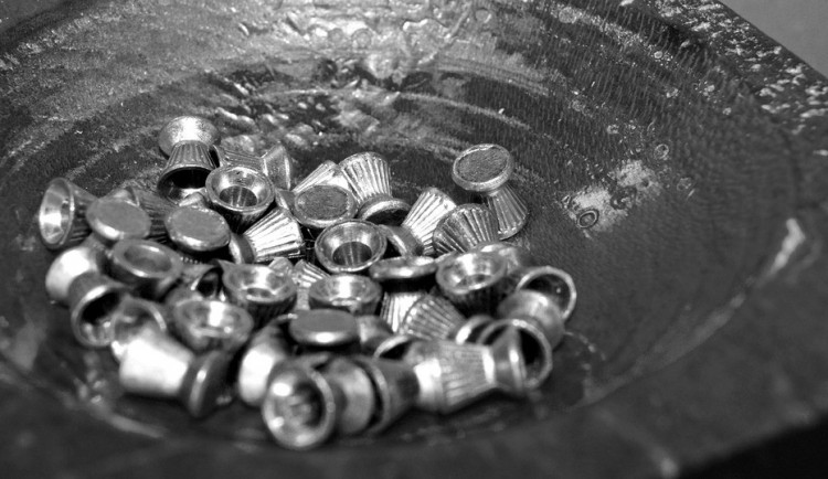 Neznámý střelec trefil na Brněnsku vzduchovkou muže z jedoucího auta