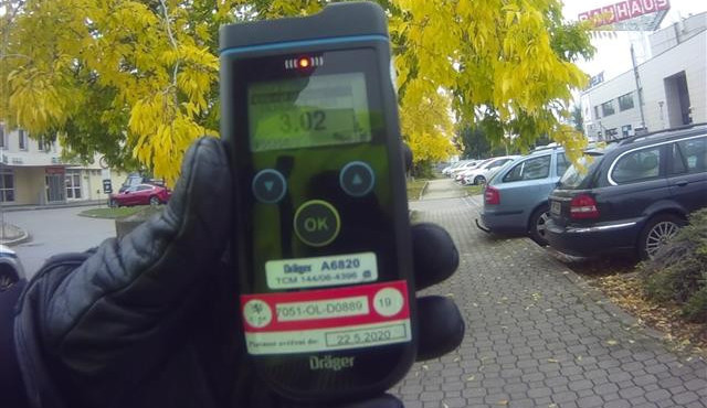 Muž se představil jako Paris Hilton, strážníkům nadýchal přes tři promile