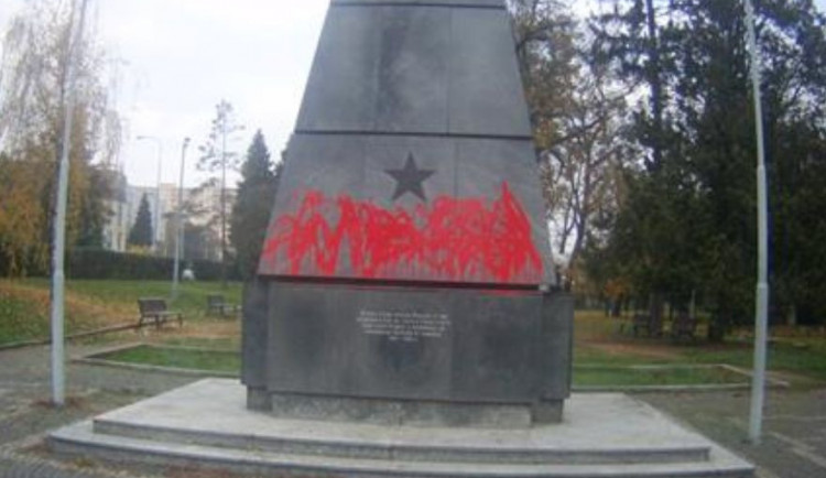 Neznámý vandal postříkal v Brně pomník rudoarmějců červenou barvou