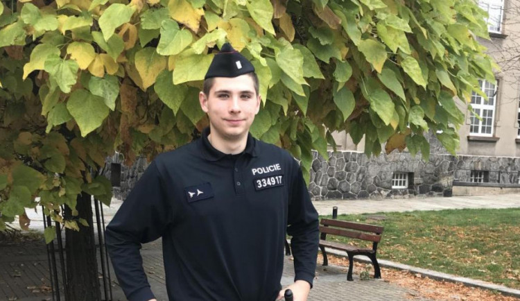 Mladý policista zachránil ve svém volnu život cyklistovi.