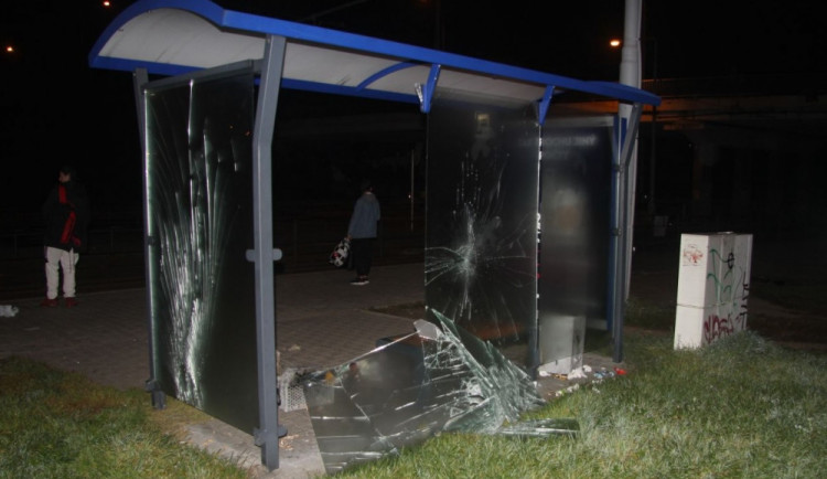 FOTO: Agresivní muž v Brně zdemoloval zastávku MHD. S jeho dopadením pomohli dva studenti
