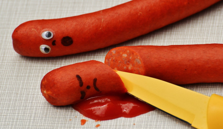 Muž snědl v obchodě omylem dva párky. Strážníkům pak přiznal, že má v kapse trávu