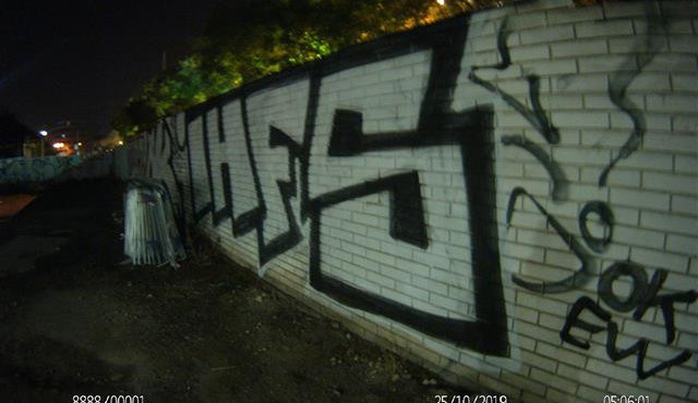 Mladík posprejoval zeď u Nových sadů, o chvíli později ho chytili strážníci