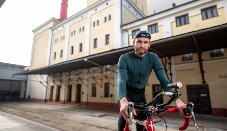 Bude to pěkná nálož, říká Jakub Vlček o nejtěžším cyklistickém závodě. V sedle kola se chystá objet svět