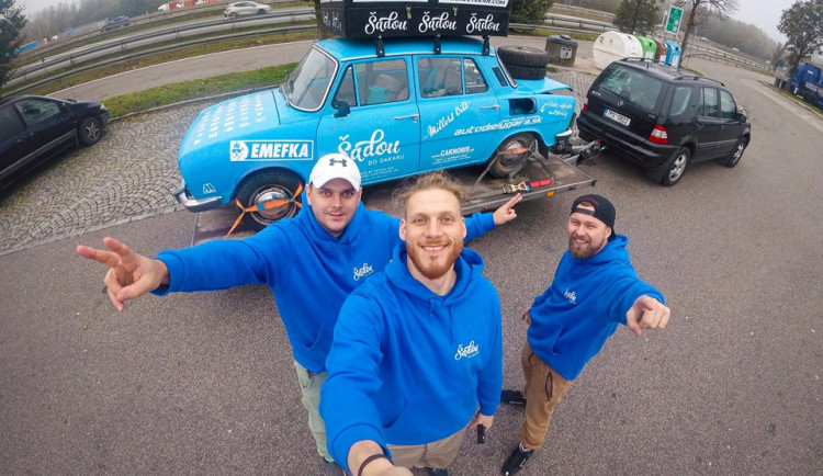 Parta nadšenců vyrazila se starou škodovkou od Plzně do Dakaru.