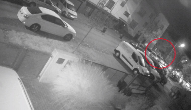 VIDEO: Zloděj se vloupal do rodinného domu v Brně. Ukradl klíče a odjel s autem