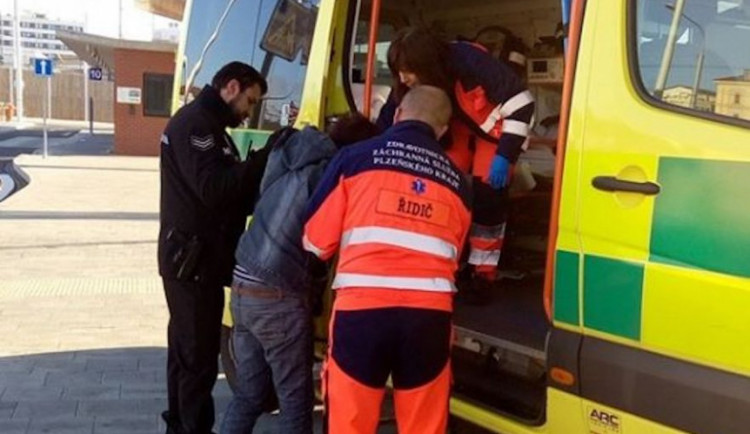 Silně opilá žena před autobusákem nemohla stát, ani mluvit. Zaměstnala strážníky i záchranáře