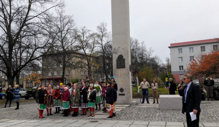 Pomník legionářů, který byl dřív u nádraží v Plzni, stojí u školy v Brojově ulici