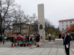 Pomník legionářů, který byl dřív u nádraží v Plzni, stojí u školy v Brojově ulici