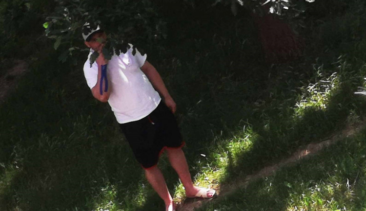 FOTO: Zloděj ukradl z bytu v Brně věci za tři čtvrtě milionu. Policisté hledají muže na fotografiích