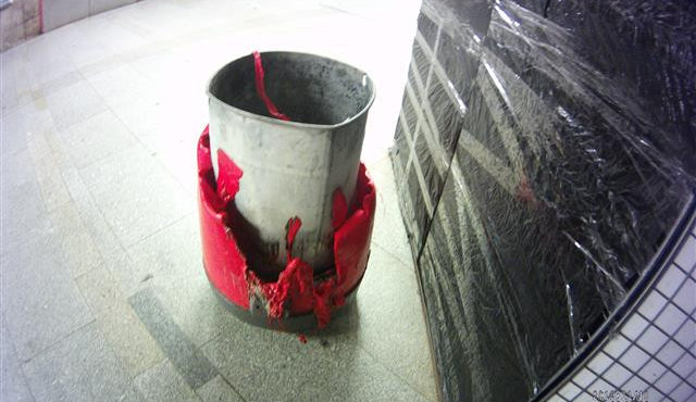 Puberťáci v podchodu pod hlavním nádražím zapálili koš, chtěli se zahřát