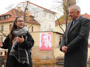 Centrum Plzně ozdobil barevný srdíčkový Václav Havel od studentky