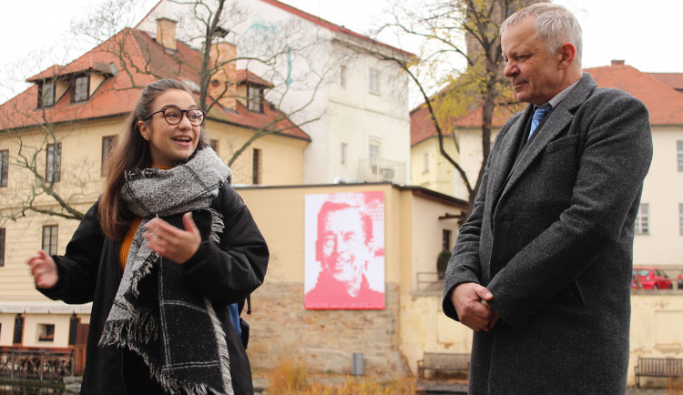 Autorka obrazu Tereza Fialová a rektor ZČU Miroslav Holeček.