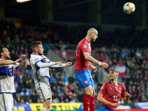 Fotbalisté po obratu porazili Kosovo 2:1 a postoupili na Euro.