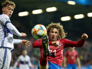 Fotbalisté po obratu porazili Kosovo 2:1 a postoupili na Euro.