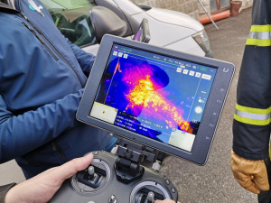 V Tymákově u Plzně hoří už druhý den balíky slámy.