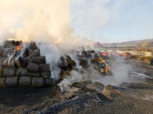 V Tymákově u Plzně hoří už druhý den balíky slámy.