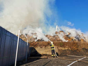 V Tymákově u Plzně hoří už druhý den balíky slámy.