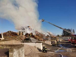 V Tymákově u Plzně hoří už druhý den balíky slámy.