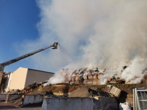 V Tymákově u Plzně hoří už druhý den balíky slámy.